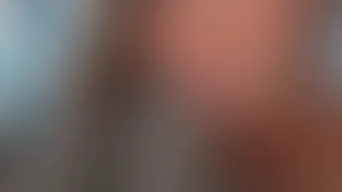 Noch halb im Schlaf, aber schon wieder ganz andere Dinge im Kopf… 💦  Die Laken sind noch warm. Ziemlich unfair, dass du nicht hier bist, um sie mit mir komplett zu zerwühlen, oder? 👅