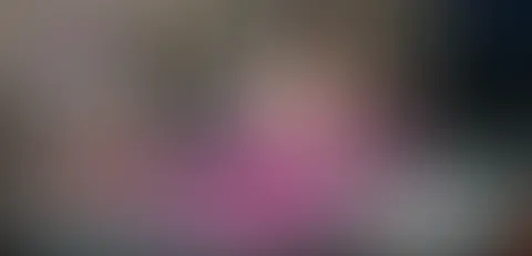 ❣️Lady in Pink hier! 🌸 Heute wird es heiß mit meinem sexy Nylon-Anzug. Bereit für neue Erlebnisse!