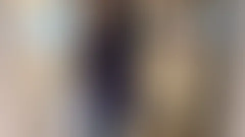 Heute gibt's Lila, Overknees und Lederhandschuhe für Dich. Der Rest spielt sich in deiner Fantasie ab.