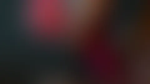 Enges Fötzen mit dickem Dildo gefüllt