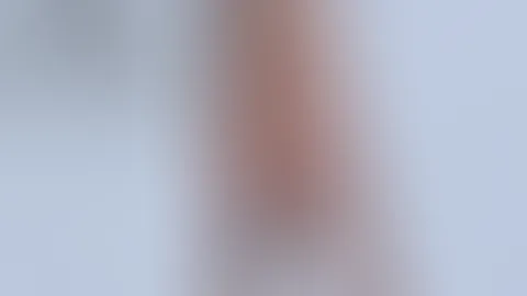 Schnee Serie (Teil 4) uhhh schau mal was ich drunter habe, ein Unterbrust BH und dazu ein passend sexy String in Rosa.. 🔥🔥🔥