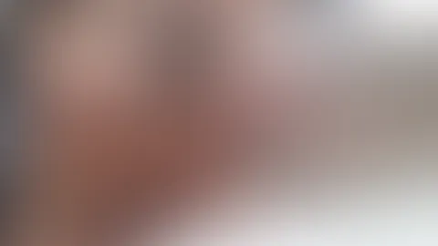 Der nackige Engel mit schwarzen Flügeln fingert sich, mit geilen Lederriemen Halfter und Lack High Heels