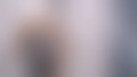 Ich habe geduscht und konnte nicht widerstehen, mit dem Duschkopf zu masturbieren. Ich bin tatsächlich unter der Dusche gekommen.