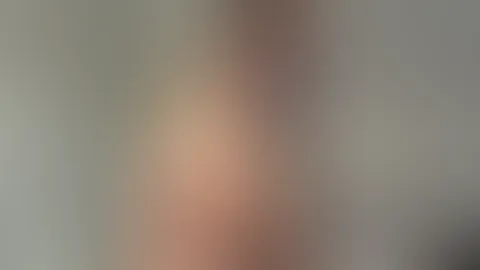 Ich drehe mich langsam um… und fange an, meinen runden, festen A***h direkt vor deinem Gesicht zu reiben 😈 Er ist so weich, warm und saftig, dass du die Hitze bereits auf deinen Lippen spürst. Schau,