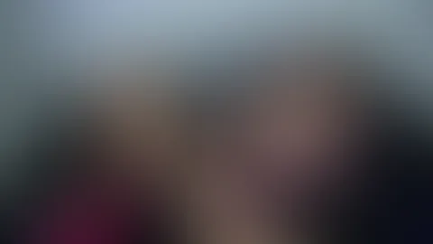 Mein neuer Freund kommt nach Hause und erwischt mich mit vollgespritzter P***y, weil gerade mein Lover da war zum Druck ablassen... das scheint ihn kaum zu stören, denn er fingert mein Spermaloch gier