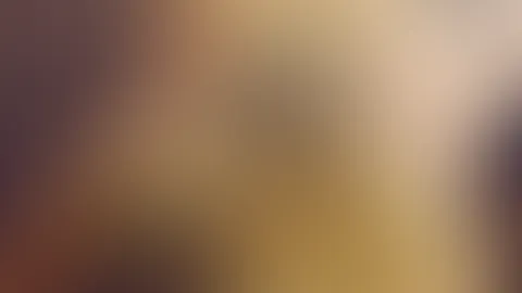 Ich knie mit hochgerecktem A***h auf dem Bett, nur im engen schwarzen Spitzen-Tanga.Mein praller, runder A***h und das große Tattoo direkt drüber schreien förmlich nach „f**k mich“. Ich drücke mich du