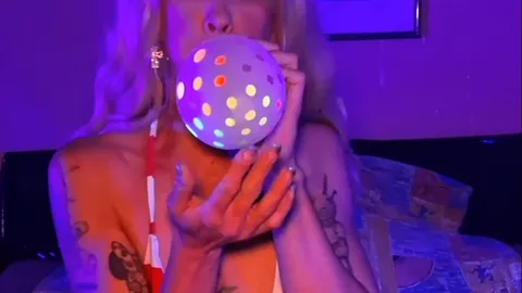 Luftballons zu spielen und Lichtspiele in meinen Non-Pop-Video