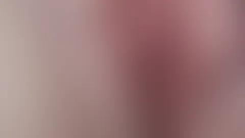 Frisch geduscht und noch tropf nass.. Das wäre doch der perfekte Zeitpunkt das du mir deinen prallen dicken s*****z reinschiebst.  Ihn immer wieder aus mir ziehst und mit deiner Eichel an meinem Einga