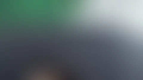 „Na, neugierig geworden? 😏 Ein kleiner Blick unter den Stoff … und glaub mir, darunter wird’s noch viel interessanter 🔥🖤 Wer mehr sehen will, weiß ja, wo er klicken muss 👀✨“