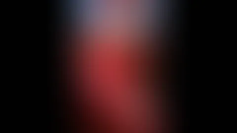 PipiPause - Marie entleert unterwegs ihre volle Blase