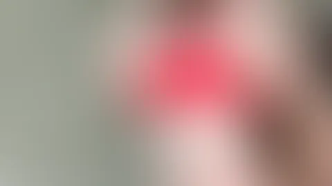Ich möchte, dass du mich ansiehst und dieses Outfit bewunderst. Ich trage so wenig Kleidung, und die rote Farbe soll dich dazu animieren, deiner Göttin zu gefallen.