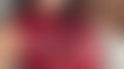 Hey, wie geht’s dir? Bei mir glänzt und quietscht alles 😈 Der rote Latex hat heute Lust zu dominieren… oder sich zu unterwerfen? Entscheide schnell, bevor ich für uns beide entscheide