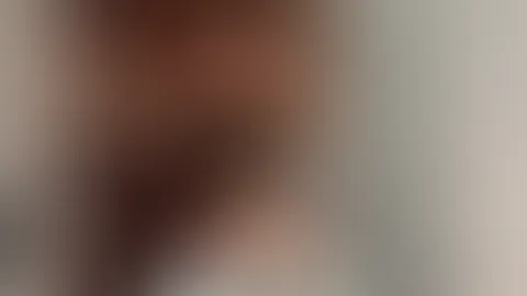 Ich liebe es ja frisch geduscht, rasiert und eingeölt zu sein. Ich benutze immer Kokosöl. Kannst du dir vorstellen wie gut meine Haut riecht und wie weich sie ist?😮‍💨💋