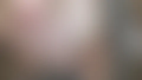 Ich stehe ja auf alles was aus dem S*****z meines Mannes kommt deswegen durfte er mir heute beim Baden auch mal wieder so richtig schön in meinen Mund p**sen, weil er dann noch nicht genug hatte hat e