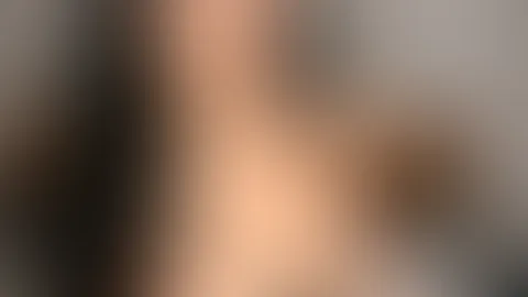 Ich liege schon auf dem Bett. Willst du ein bisschen näher kommen? 😘