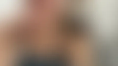 Ich nach dem GB in Wien , hinter mir Dolly ,, she‘s fucked too“ , schönen Klein-Freitag Euch und klar freue ich mich über jeden Support 🫶🏼