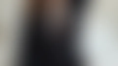 Suche jemanden, der mit mir spielen und mein süßer, gehorsamer Junge sein möchte. Bereit, Anweisungen zu folgen und es zu genießen? Dann schreib „ich will dir gehören“ in meine DMs 🖤