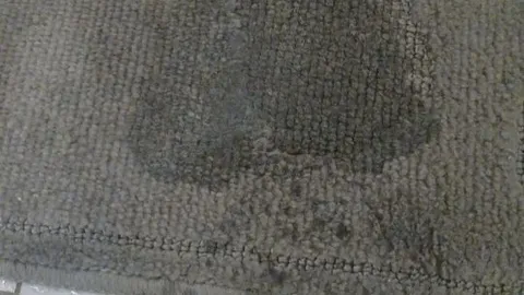 Im Bad, unrasiert