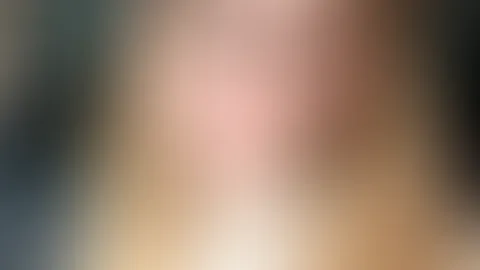 Sonntag unterwegs… aber wer sagt, dass man nur ans Ziel denken muss? 😏💫 Weißes Wollkleid, ein kleines Lächeln und ein Blick, der mehr verspricht, als er zeigt… 💛