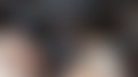 Fummeln im Auto ist so Hot. Langst du mir tiefer zwischen die Beine? Fühle mal ob ich nass bin 🔥