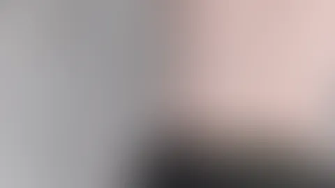 Ich liebe es nackt zu sein. Aber wenn ich Klamotten trage, dann eher Leggings, Tennissocken, oder nackte Füße 🫠 Laufe gerne in Unterwäsche durch meine Wohnung. Du wärst bestimmt gerne mein Nachbar