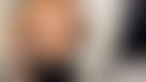 Lederhose aber oben ohne....also mir gefällts, was sagst du? 🥵🍒🍑