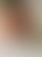 Tiefer Blick zwischen meine Zehen… Manche betteln darum, überhaupt einen Fuß berühren zu dürfen – und du bekommst gleich die Zwischenräume serviert. Weich, warm, leicht geschwitzt. Der Duft? Echt. Die