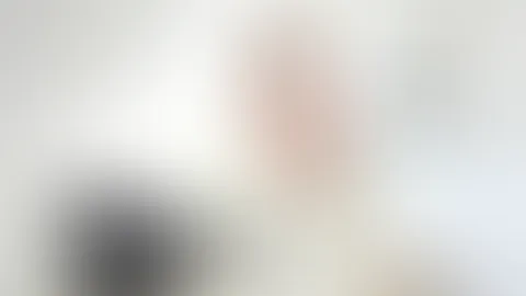 Dreist in´s Schlafzimmer gep**st. Wie jeden Morgen ist meine Blase zum platzen voll und ich muss echt dringend. Aber mein Typ hat alle Seelenruhe im Bad und es kümmert ihn mal so gar nicht, dass ich