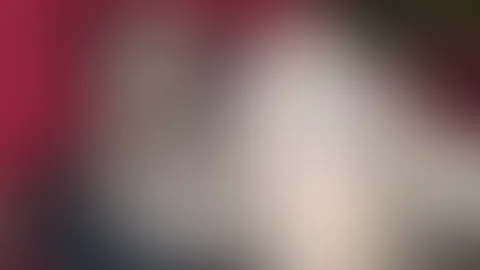 Dieser Heisse body bedeckt so gut wie nichts. Ich räkel mich auf dem Bett, dreh mich um und zieh ihn zur Seite damit du den besten Blick auf meine Löcher hast.