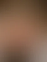 So lege ich mein Kopf über die Bettkante damit du meinen Mund richtig f**kst. Dabei siehst du auch meine geile Nippel. Stehst du darauf?🥵🙈