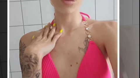 Abduschen im Bikini đ