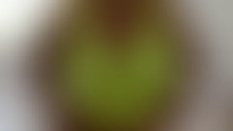 Nach dem anstrengenden Workout müssen meine Riesentitten aus dem Top raus. Schau wie ich meine Euter raushole und mit ihnen spiele, hörst du wie meine Hängetitten klatschen?