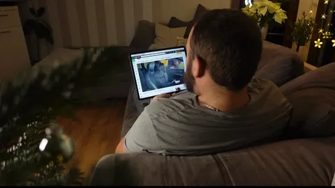Stiefbruder beim P***o schauen erwischt.