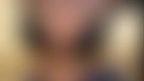 Okay… kleine Feiertags-Challenge 😈🎄 Du bekommst heute ein gratis Abonnenten-Video 🎁✨ Regel: nicht vorspulen 😉 Ich zieh mich ganz langsam aus… und du darfst mich dabei beobachten 😏🔥 Deal? 💋 Re