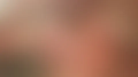 Öl auf meine geilen Titten und dann besorg ich es mir in verschiedenen Stellungen 🥵
