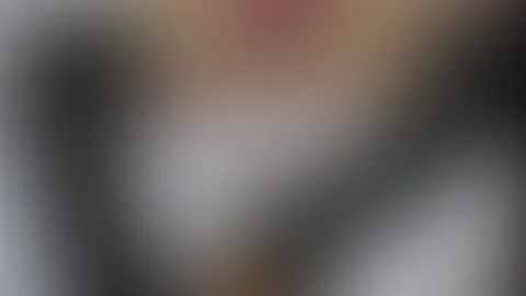 Ich mache es mir mit einem geilen Pinken Vibrator und trage dabei meine Lack Overknees! Sonst bin ich komplett nackt wöhrenddessen knete ich noch meine Titten🥵😜😏