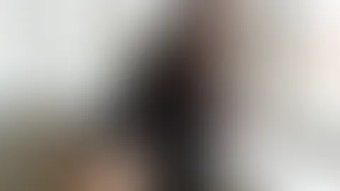 Manchmal genügt schon ein Blick über die Schulter eines anderen, um die wildesten Fantasien zu wecken… 😏 Was geht dir gerade durch den Kopf? 💋❤️