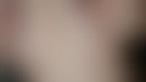 Hier spiele ich an meinen Boobies herum. Ich knie nackt auf dem Boden. Du siehst meinen schlanken Teenbody komplett nackt haha. Das liebst du doch. Am Ende nehme ich meine Hände weg, so dass du meine