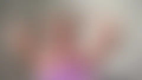 Kann die F***e p**sen, wenn der S*****z steckt? Das probieren wir aus. Mir hat sich da eine Frage gestellt, kann man, oder halt Frau, P**sen, wenn der S*****z in der M****i ist? Eigentlich müsste das