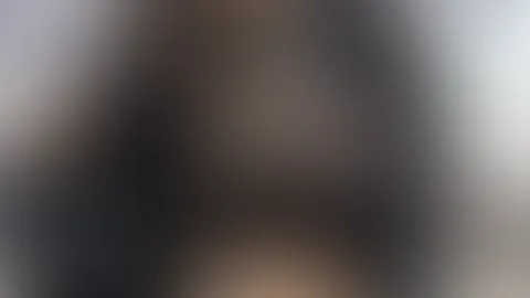 Ganz schön gefährlich, so nah am Fenster zu stehen, oder? 😱 Aber genau dieser Gedanke macht mich gerade so unglaublich an für jeden sichtbar zu sein, der zufällig hochschaut 👀. Stell dir vor, du ste