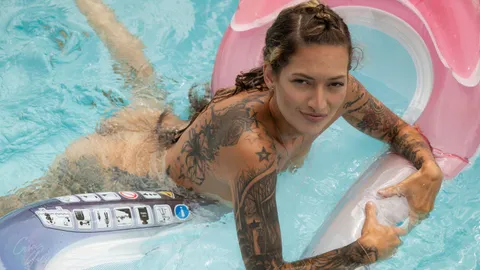 Geiler Poolspass - rumspritzen vor Lust 18+
