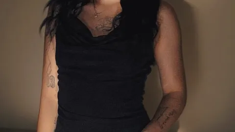 WeiĂer Dessous mit schleifen auf den đ