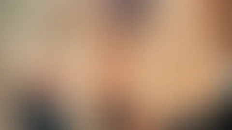Ich entscheide, wann du hinsiehst… und wie lange. 🥂 Du würdest jetzt gern hier sitzen, oder? Ganz still… während ich mein Glas hebe und genau weiß, was in deinem Kopf vorgeht. Gefällt dir der Gedan