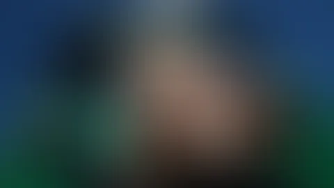 Was für ein heißes LKW-Fotoshooting! Mega Boobies, lange blonde haare - wer will die prallen Titten in voller Pracht sehen?