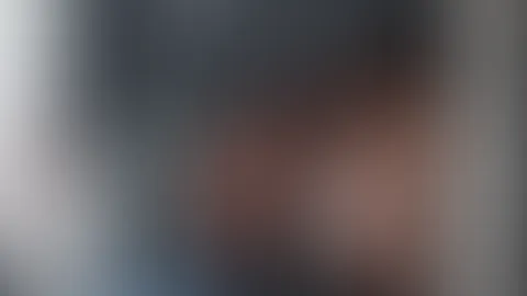 Wie wäre es, den Arbeitstag im Büro ein bisschen aufzupeppen, hm? Nimmst du mich von hinten? Und dann drehst du den Stuhl um, f**kst mir den Mund und spritzt mir schön in den Mund? Mmm… Also komm scho