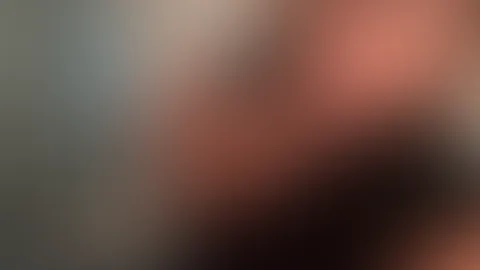 Leichte sportliche Übungen… oder doch etwas ganz anderes? 🤭 Mutter ganz allein im Bett… und plötzlich hat die Fantasie ihren eigenen Trainingsplan\. Kopfkino an\. 😏