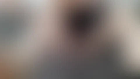 So nass war meine P***y noch nie! Der Vibrator flutscht vor lauter P***ysaft immer wieder raus...