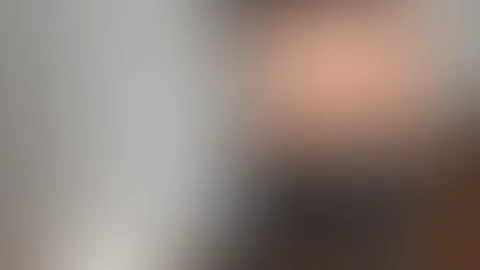 Während des Umzuges muss so viel Zeit sein, sich für dich auszuziehen! Langsam ziehe ich für dich meine Jeans und mein Höschen aus und dann strecke ich dir meine P***y direkt ins Gesicht! 😜 Willst du