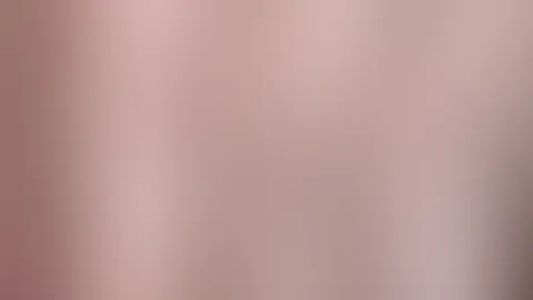🔥💦 „Meine M****i ist frisch rasiert… glatt, zart und bereit für alles. Ich konnte nicht widerstehen und musste sofort mit meinen Fingern darüberfahren…