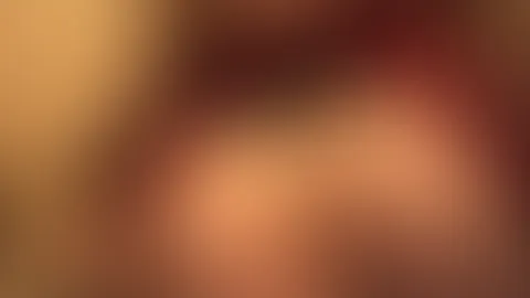Schau dir diesen prallen a***h an, eingepackt in heiße rote strapse. Ich liege hier nur für dich, bereit, dass du mich von hinten nimmst oder mir einfach zusiehst, wie ich meinen a***h für dich bewege